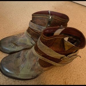 L’ Artiste boots. Sz 10. Watercolor print EUC